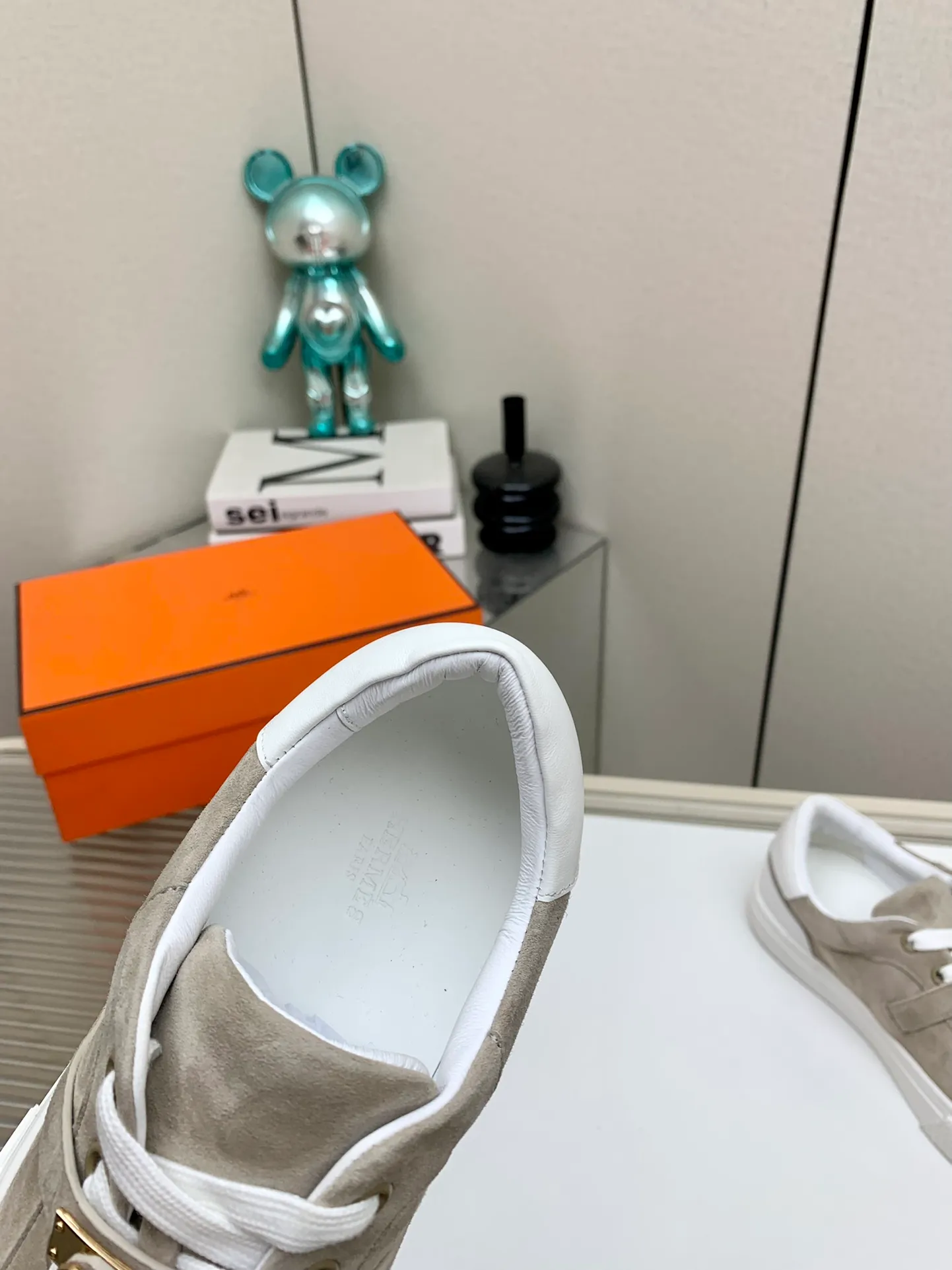 👟👟Ex-factory price 660👟👟 Men's style ➕10 (high version) Hermes classic couple model #𝐊𝐞𝐥𝐥𝐲 buckle casual white skate shoes, which will not conflict with shoes at all. Full of unknowns, Hermès rarely produces flat casual shoes and they are paired with classic palladium-plated Kelly shoe buckles! You'll fall in love with it at first sight. It's super versatile and can be worn with any skirt or pants. 🉑️Looking in with your eyes closed, it looks super noble. Fabric: Specific cowhide/canvas material. Lining: Sheepskin lining. Outsole: Original molded TPU outsole. Size: 35-45.